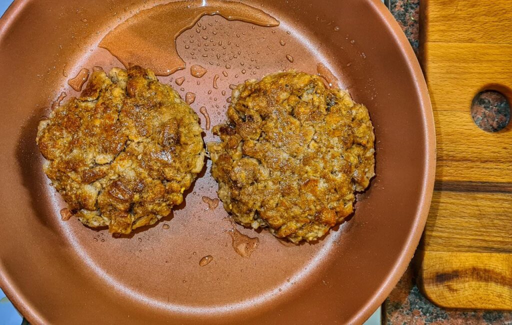 Sojový no-chicken burger smažení