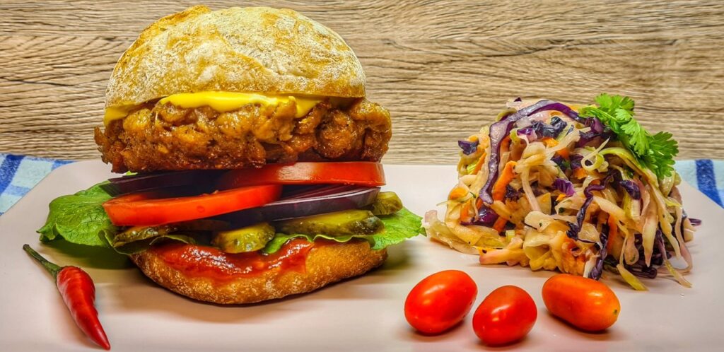 Sojový no-chicken burger se salátem coleslav